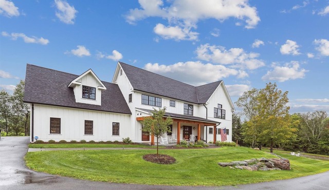 Alces Lodge: 5 br luxury new build, pond, firepit, a/c, 2 fireplaces, close to town