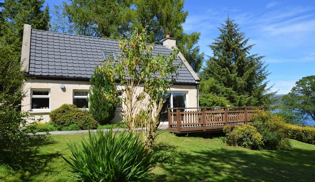 Alder Cottage, country location near Dunoon, loch views