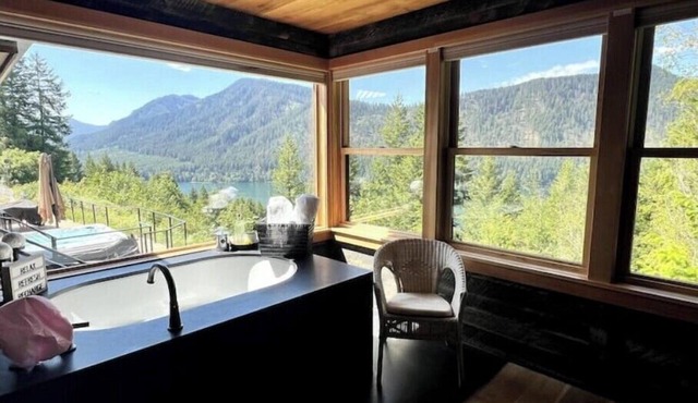 Alder Lake Retreat Near Mt. Rainier, Sleeps 10, Swimming Pond, Jacuzzi, A/C,