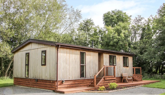 ALDER RIVER LODGE, family friendly, with hot tub in Clun