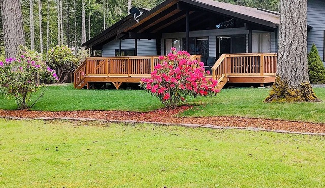 Alderbrook 2 Bedroom Golf Course Home w/View & Hot Tub