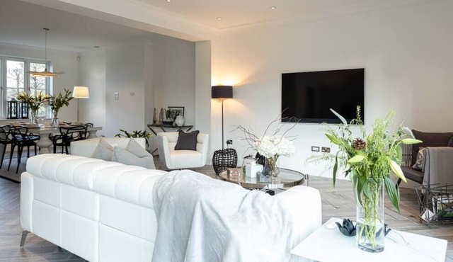 Alderley Park - Stylish 4 Bedroom Home