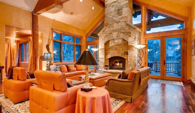 Alders Chalet: Private Hot Tub, Outdoor Fireplace, Theater, Sauna, Pizza Oven