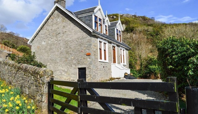 Aldersyde Villa with wood-burning Hot Tub, sea views