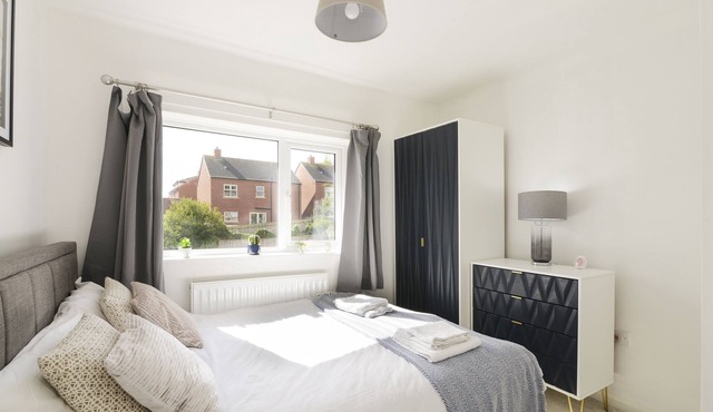 Alderton House - Spacious 3 Bed with Parking