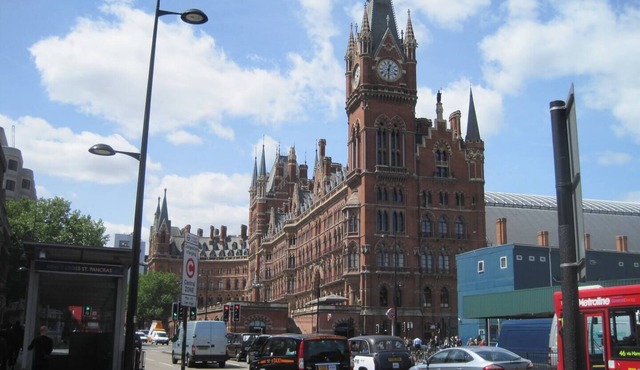 Aldgate 3 Bedroom Apartment With Balcony