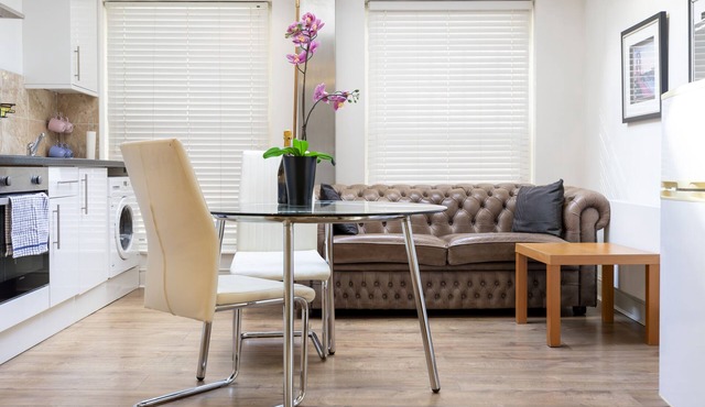 Aldgate London City Sweetest Studio 2