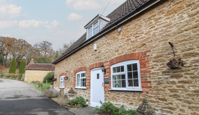 ALDRICH COTTAGE, family friendly, with a garden in Radstock