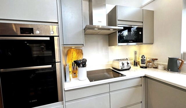 Aldrich Villa, 5-Bed Luxury House, Oxford, Parking