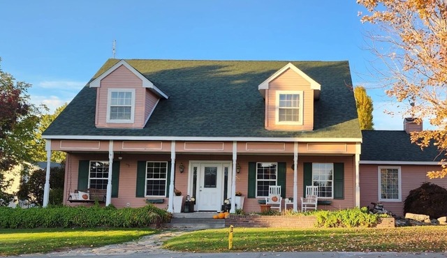 Alegria! Five Bedroom Colonial Style Home Conveniently Located! Pet Friendly!