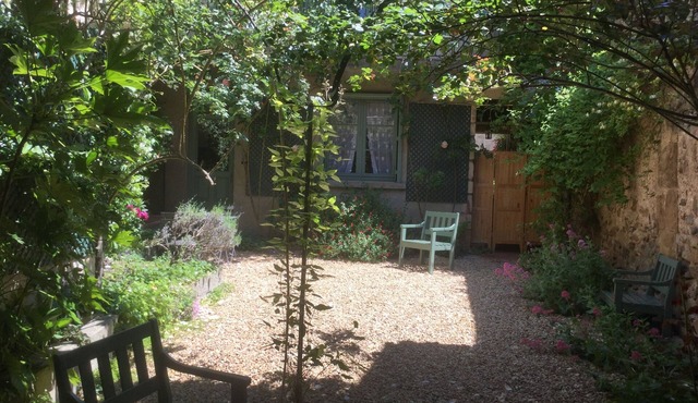 Alet indep cité médievale jardin tennis gratuit rivière piscine 5mn à pied