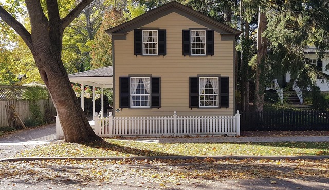 Alexander Mckee House - Best location in Old Town, Niagara-On-The-Lake!