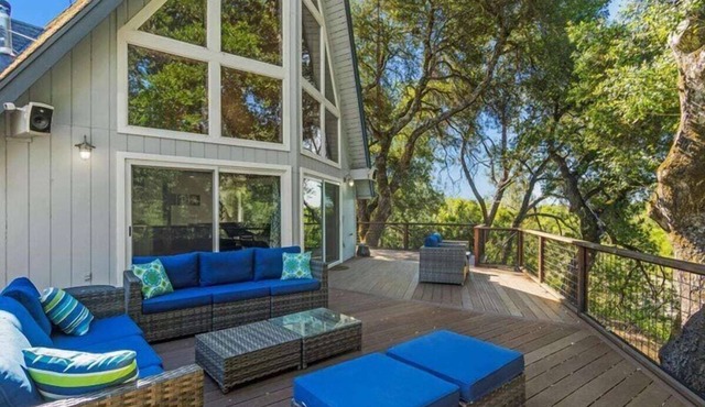 Alexander Valley Russian River Home for 8, Spa, WiFi, BBQ, bocce, vineyard