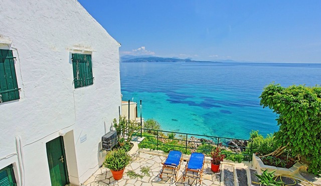 Alexandra Studio, sleeps 2, just a breath away from Kaminaki beach