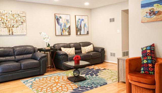 Alexandria Charming Townhome-3BR with free parking