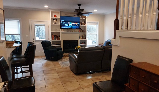 Alexandria -DC Metro Large House, pool table, free parking 6 brm - 4 bath