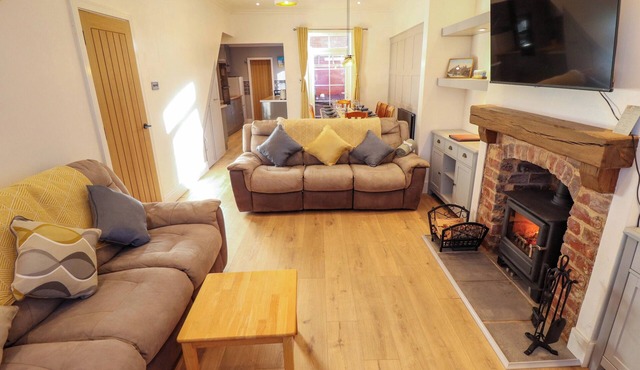 ALFORD ROAD, family friendly, with hot tub in Sutton-On-Sea