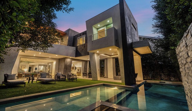 Alfred Villa - Modern WeHo Villa with Amazing Pool, Waterfall & Gym