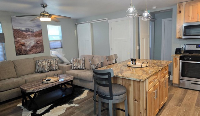 Alger Hideaway- Walk to downtown Cody, Pet friendly!