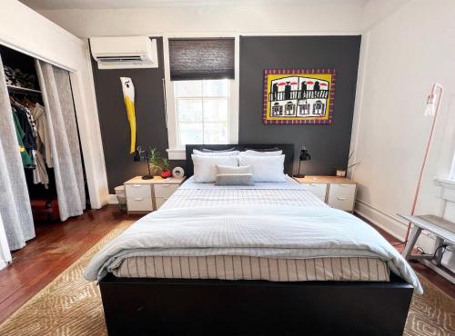 Algiers duplex w full kitchen & streaming TVs