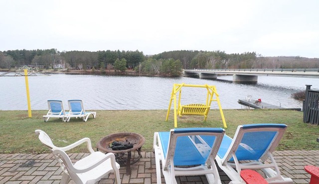 Algonquin Lakeside Inn