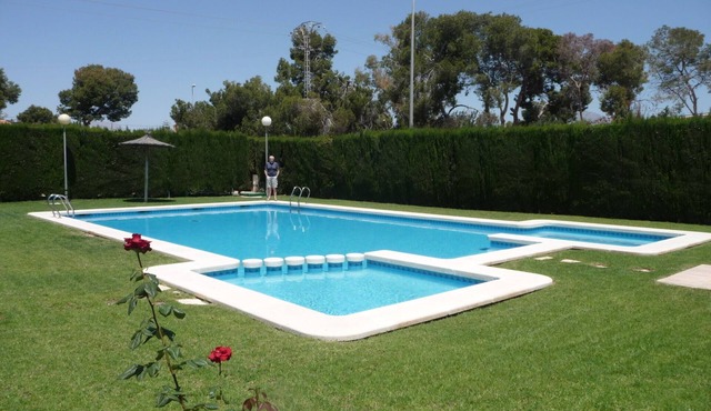 Alicante 3 bedroom apartment with swimming pool, near the beach, WIFI, French TV