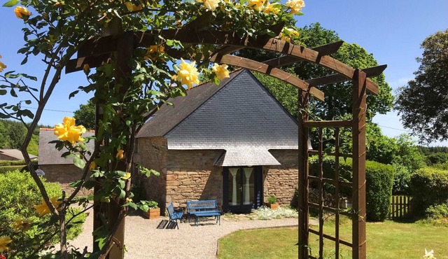 Alice cottage – lovely Breton house – log fire, shared pool, private garden