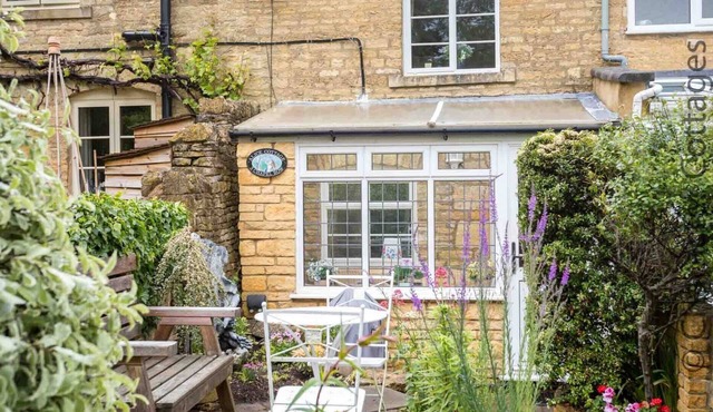 ALICE COTTAGE, pet friendly, character holiday cottage in Blockley