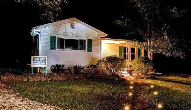 Alice Rocks- Pet Friendly, Firepit, WiFi