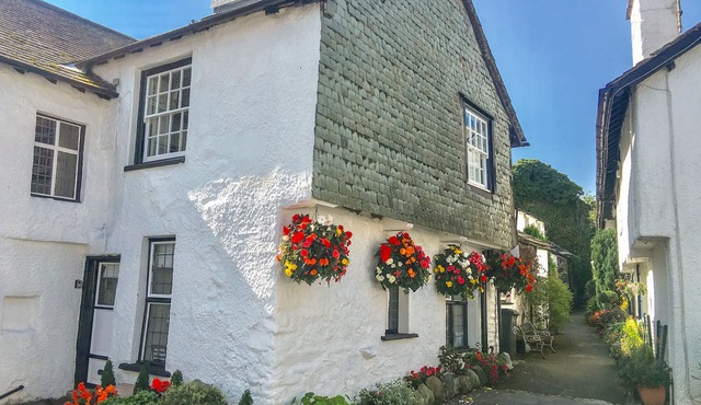 ALICE'S COTTAGE, with open fire in Hawkshead