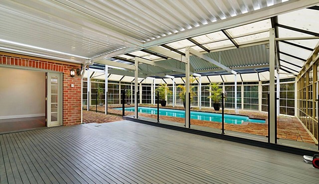 Alices Lake House, Speers Point, Lake Macquarie water views & indoor pool,