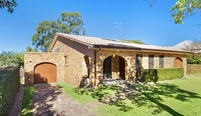 Alices Place, Hunter Valley, Large home, 6 Beds, sleeps 12, central location