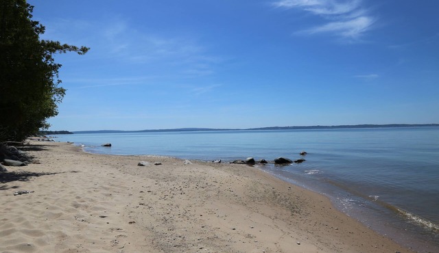 Alig Family Tides - Next to Pine Trail Retreat! Shared Beach!