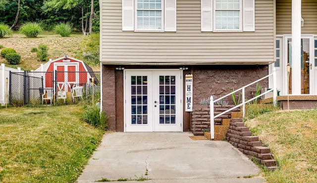 Aliquippa Studio w/ Smart TVs & Gaming Console!