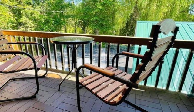 Alisha Lakefront Cottage