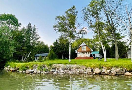 Alisha Lakefront Cottage