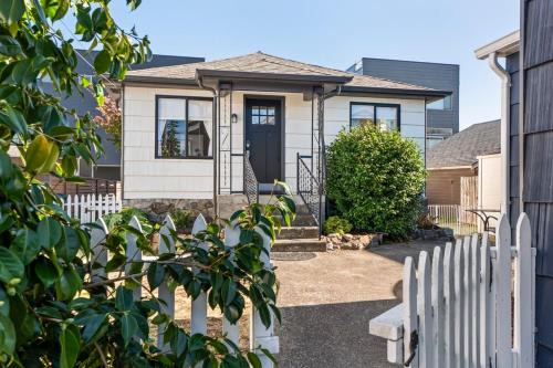 Alki Beach w Parking for 2 Cars and half blk to Park