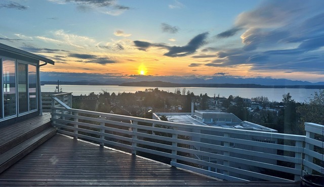Alki Sunset Views+Hot Tub/World Cup Stay