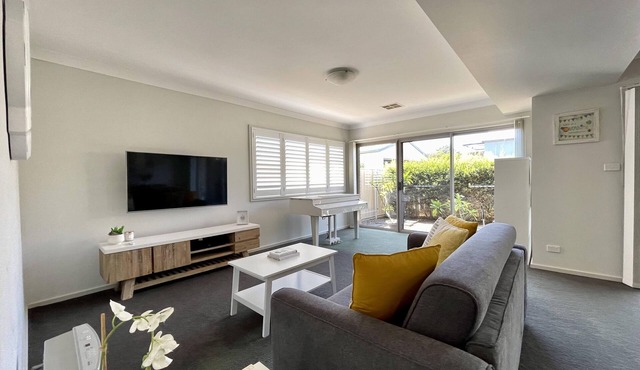 Alkira - Bright & Sunny townhouse. 5 mins from M1 & 20 mins from Newcastle CBD