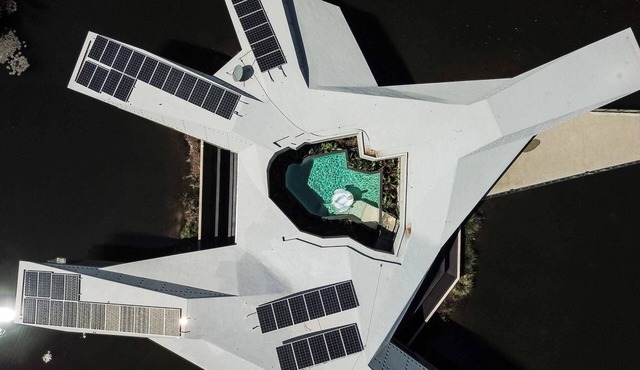 Alkira Resort House and Rainforest Retreat - private pool and beach