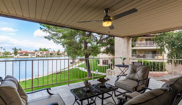 ALL 5-STAR reviews! Lakefront King + Queen bed+ huge cnr balcony