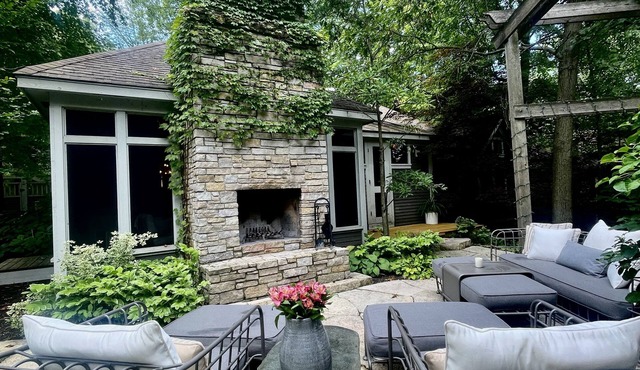 ALL 5 STAR REVIEWS! Walk to beach, dining. Private Hot tub. Association pool!