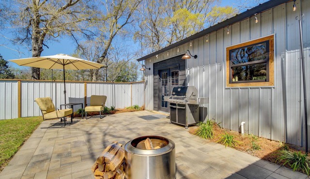'All About the Buzz' Cottage w/Patio & Yard!