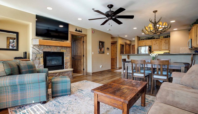 ALL AMENITIES, OWNER RENTS<250 YDS TO MTN! 2BED/2BTH, HTD HT/POOL, WIFI