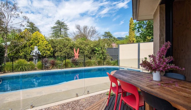 ALL Bedrooms Have Ensuite - Huge Pool - 7 Mins Flat Walk To Town - 150m To River