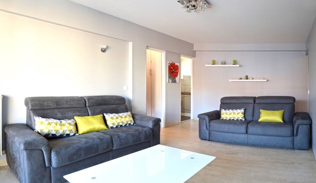 ALL COMFORT 50m from the beach, close to shops and train station, in the HEART of Juan les Pins