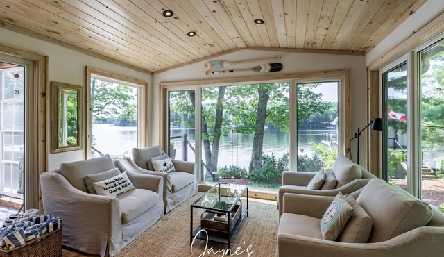 All Day Sun! 7 bed 2 bath cottage on Lake Muskoka! Perfect Location! Privacy!