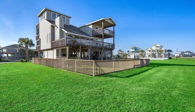 All Decked Out- 5 Decks with Beach & Bay Views