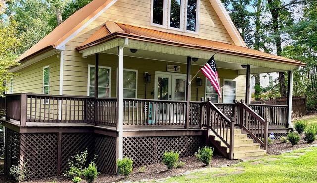 All Decked Out- Elegant Pickwick Lake Living, Sleeps 10
