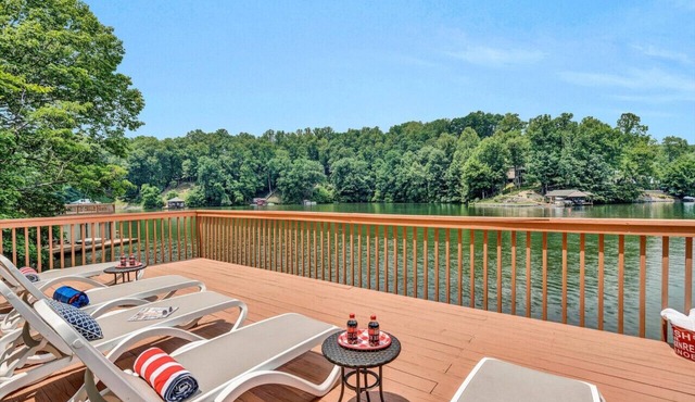 All Decked Out-Features a game room, ping-pong table, large-screen TV and kayaks!